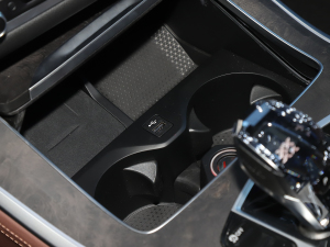 2022款xDrive30i M运动套装 前排杯架