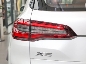 2022xDrive40i  M\b ^