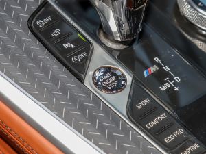 2022xDrive M50i п؅^(q)