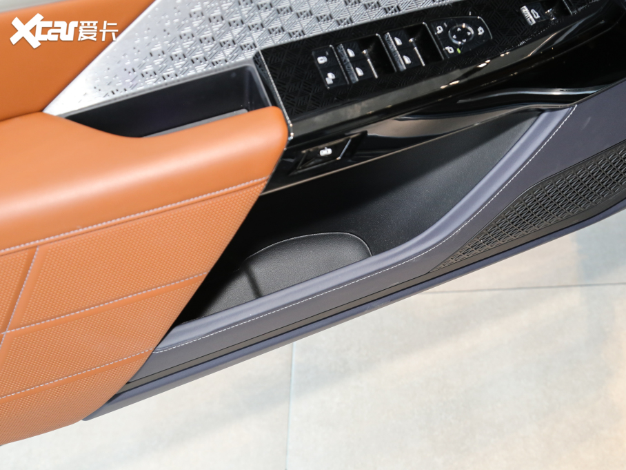 2023Ri7 xDrive60L Ab