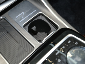 2023款xDrive60L 豪华套装 前排杯架