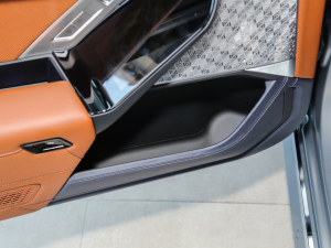 2023款xDrive60L 豪华套装 后门储物空间