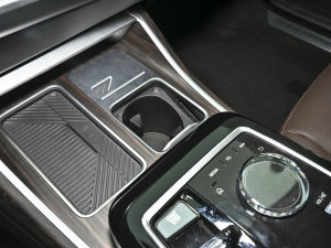 2023款735Li M运动套装 前排杯架