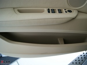 2009款xDrive4.8i 豪华版 前门储物空间