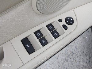 2011款320i 敞篷轿跑车 主驾车窗控制区	