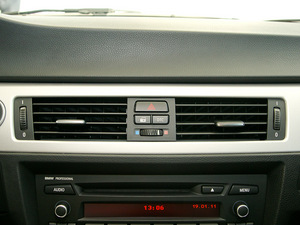 2011款325i 手动典雅版 空调出风口