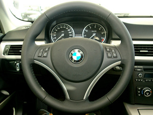 2011款325i 手动典雅版 方向盘