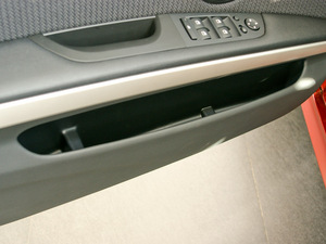 2011款325i 手动典雅版 前门储物空间
