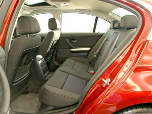 2011款325i 手动典雅版 后排空间