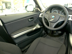 2011款325i 手动典雅版 空间座椅