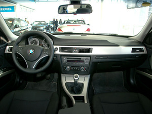2011款325i 手动典雅版 内饰全景