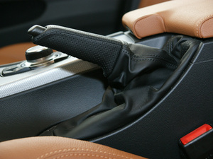 2011款325i M 运动版 驻车制动器