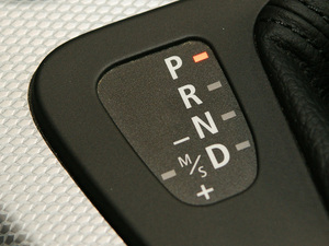 2011325i M \Ӱ п؅^