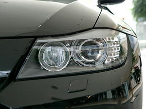 2011款325i M 运动版 大灯