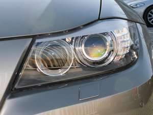 2011款325i 豪华版 大灯