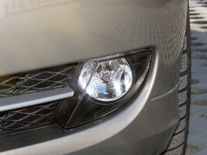 2011款325i 豪华版 前雾灯