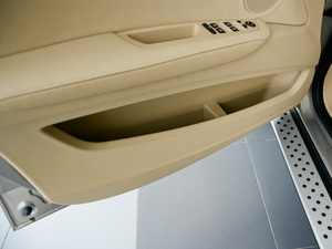 2011款xDrive50i 领先版 前门储物空间