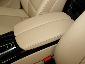 2011款xDrive50i 领先版 中央扶手箱