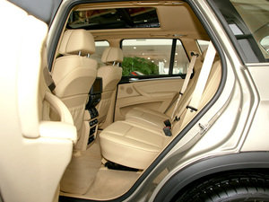 2011款xDrive50i 领先版 后排空间