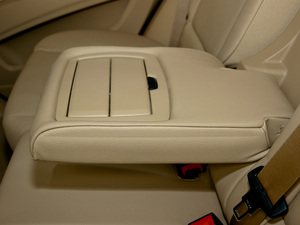 2011款xDrive50i 领先版 后排中央扶手