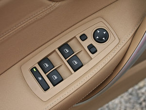2010款xDrive 30i 探索版 主驾车窗控制区	