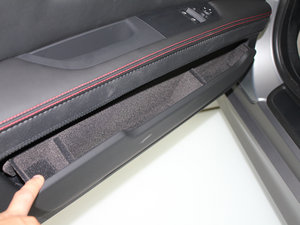 2011款4.0 V8 双门碳纤顶版 前门储物空间