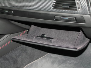 2011款4.0 V8 双门碳纤顶版 手套箱