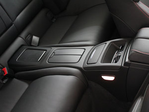2011款4.0 V8 双门碳纤顶版 后排中央扶手