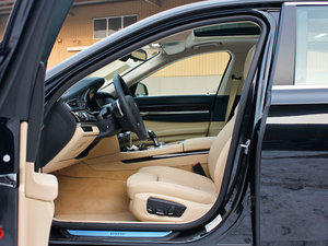 2013款740Li xDrive 前排空间
