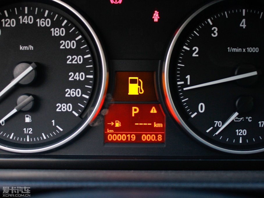 2011款宝马3系双门330i 双门轿跑车