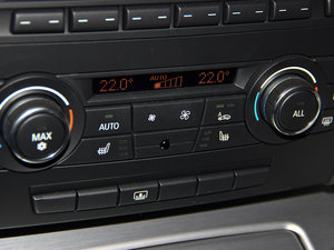 2011款320i 双门轿跑车 中控区