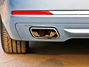 2013款740Li 排气管