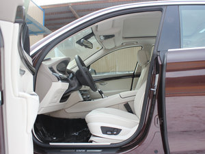 2013款535i 典雅版 前排空间