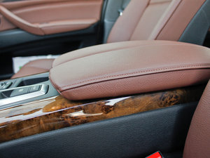 2013款xDrive35i 领先版 中央扶手箱