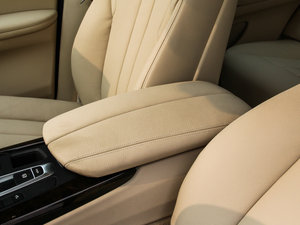 2014款xDrive35i 领先型 中央扶手箱