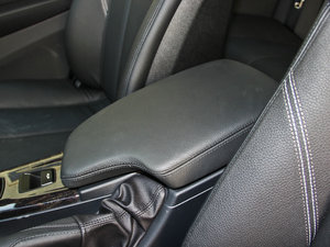 2014款435i 豪华设计套装型 中央扶手箱