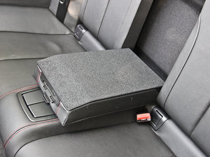 2014款435i 运动设计套装型 后排中央扶手