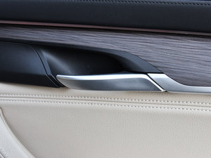 2015xDrive50i M\(yn)(dng) g