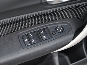 2015款118i 领先型 主驾车窗控制区	