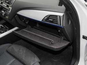 2015款M135i 手套箱