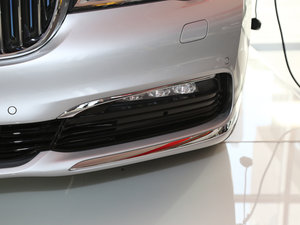 2017740Le xDrive ǰF