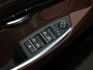 2015款528i 豪华型 主驾车窗控制区	