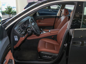 2015款535i 领先型 前排空间
