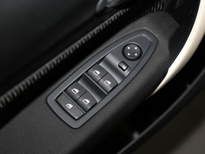 2016款120i 领先型 主驾车窗控制区	