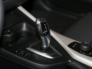 2016款120i 领先型 换挡杆