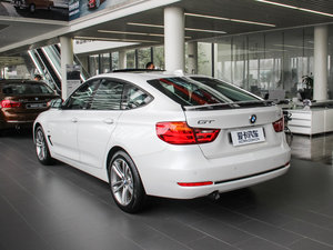2016款320i 设计套装型 左后45度