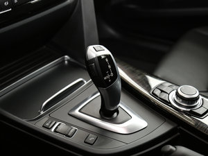 2017款320i 豪华设计套装 换挡杆