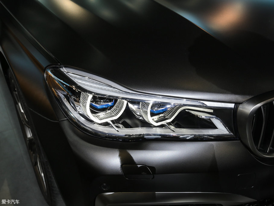 2017R7ϵ M760Li xDrive