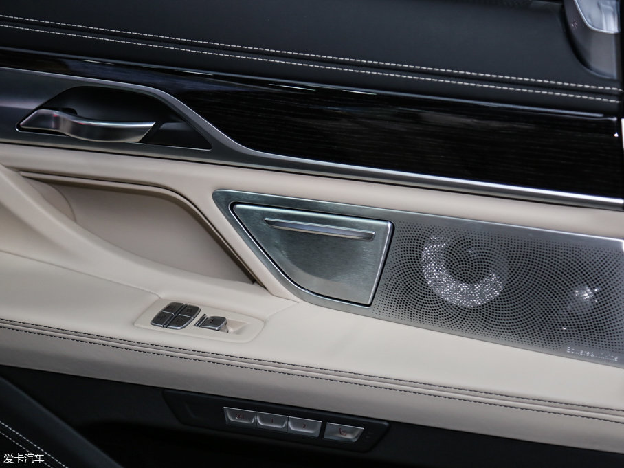 2017R7ϵ M760Li xDrive