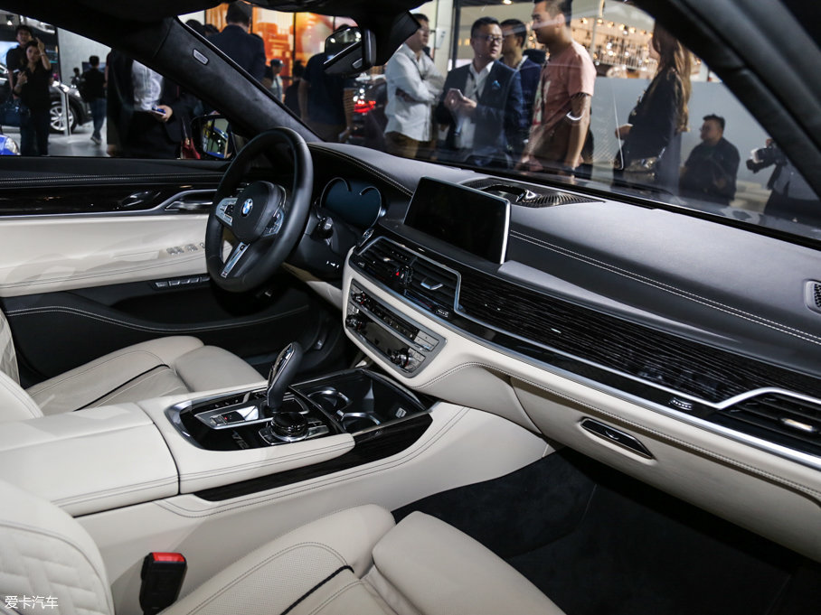 2017R7ϵ M760Li xDrive